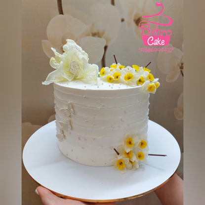 کیک سفید و گل طبیعی